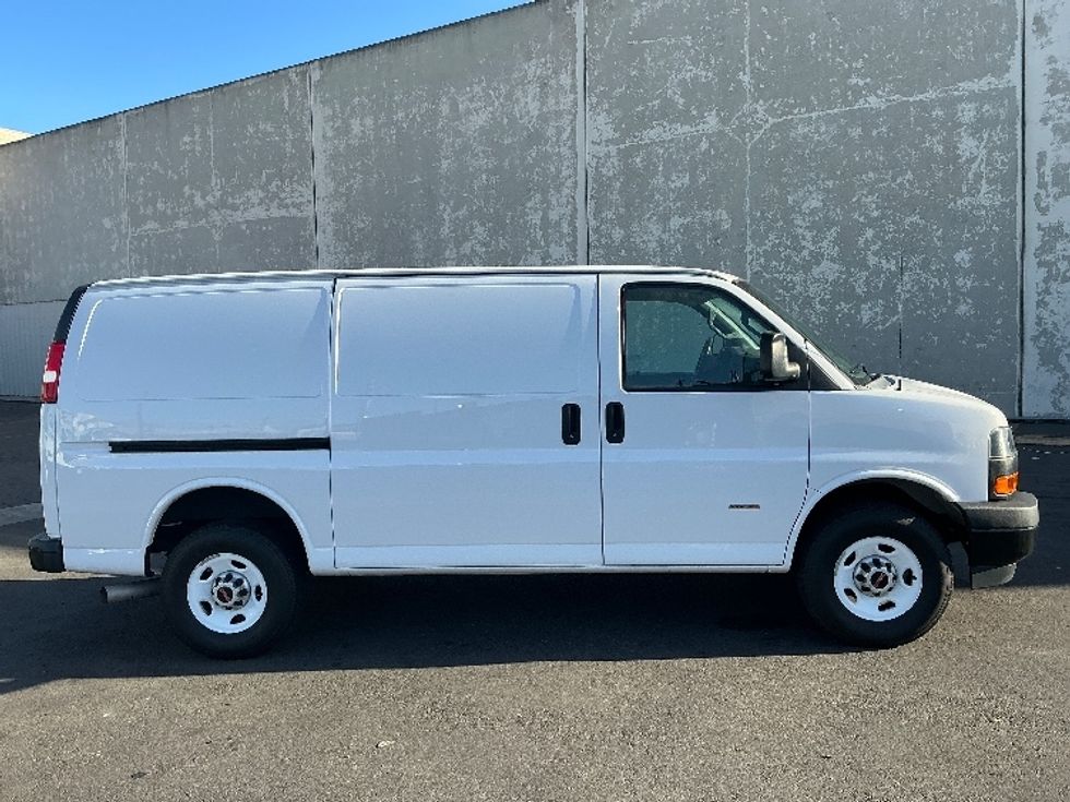 Light Duty Box Truck-Light and Medium Duty Trucks-GMC-2021-G23405-Torrance-CA-7,498\n\t\tmiles-$ 40,500 - Image 15