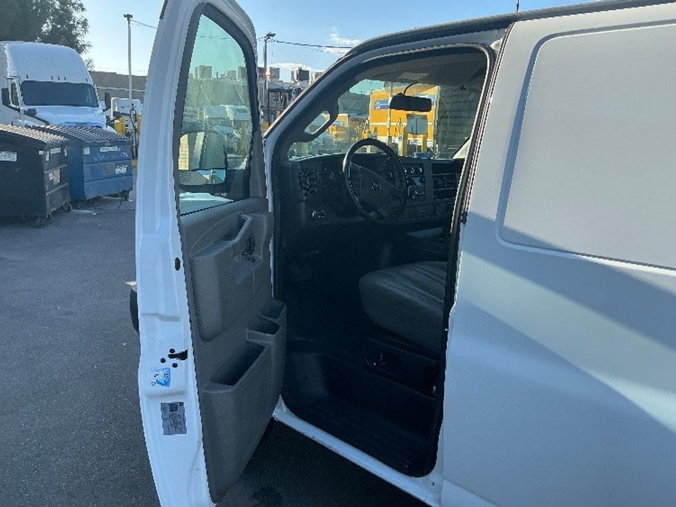 Light Duty Box Truck-Light and Medium Duty Trucks-GMC-2021-G23405-Torrance-CA-7,498\n\t\tmiles-$ 40,500 - Image 16