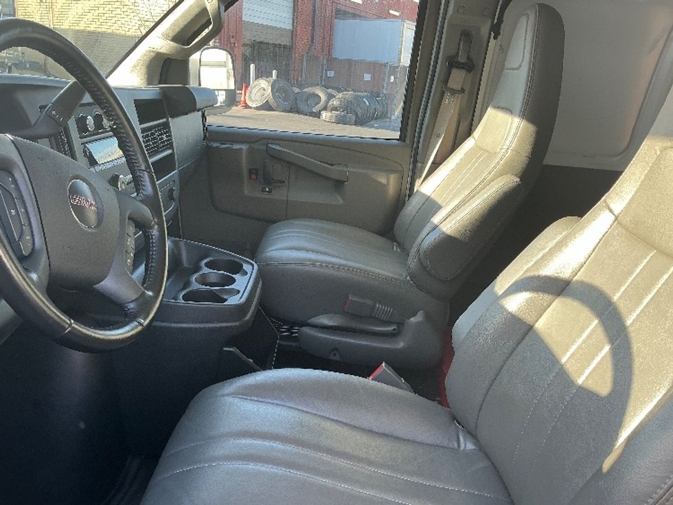Light Duty Box Truck-Light and Medium Duty Trucks-GMC-2021-G23405-Torrance-CA-7,498\n\t\tmiles-$ 40,500 - Image 19