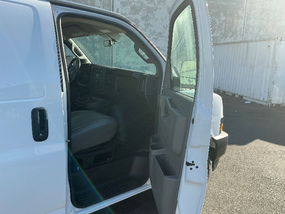 Light Duty Box Truck-Light and Medium Duty Trucks-GMC-2021-G23405-Torrance-CA-7,498\n\t\tmiles-$ 40,500 - Image 20