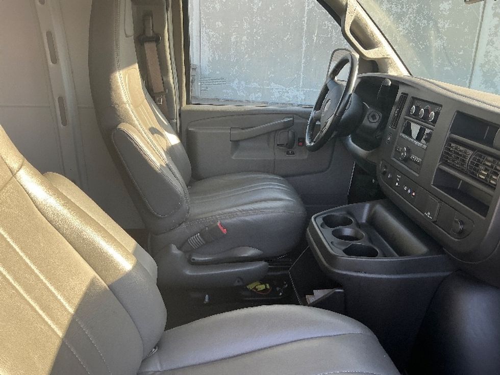 Light Duty Box Truck-Light and Medium Duty Trucks-GMC-2021-G23405-Torrance-CA-7,498\n\t\tmiles-$ 40,500 - Image 22