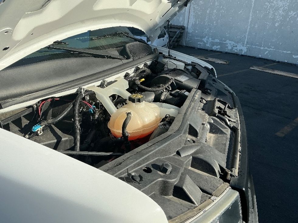 Light Duty Box Truck-Light and Medium Duty Trucks-GMC-2021-G23405-Torrance-CA-7,498\n\t\tmiles-$ 40,500 - Image 23