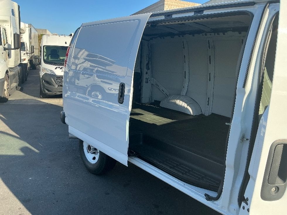 Light Duty Box Truck-Light and Medium Duty Trucks-GMC-2021-G23405-Torrance-CA-7,498\n\t\tmiles-$ 40,500 - Image 25