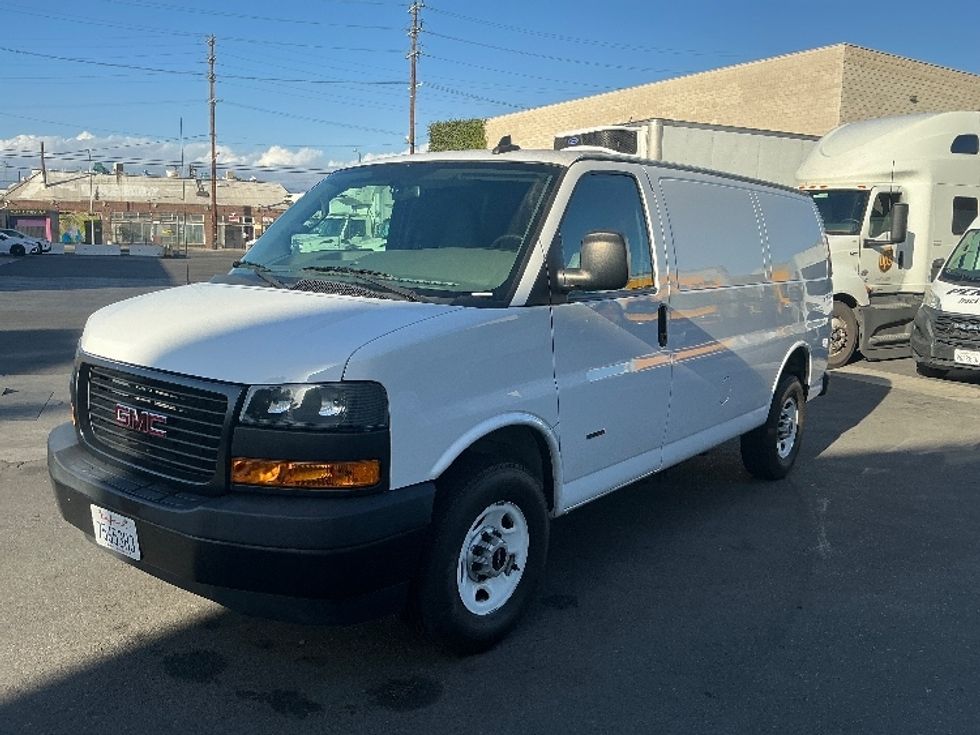 Light Duty Box Truck-Light and Medium Duty Trucks-GMC-2021-G23405-Torrance-CA-7,498\n\t\tmiles-$ 40,500 - Image 3