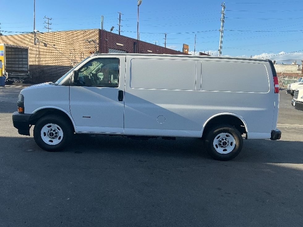 Light Duty Box Truck-Light and Medium Duty Trucks-GMC-2021-G23405-Torrance-CA-7,498\n\t\tmiles-$ 40,500 - Image 4