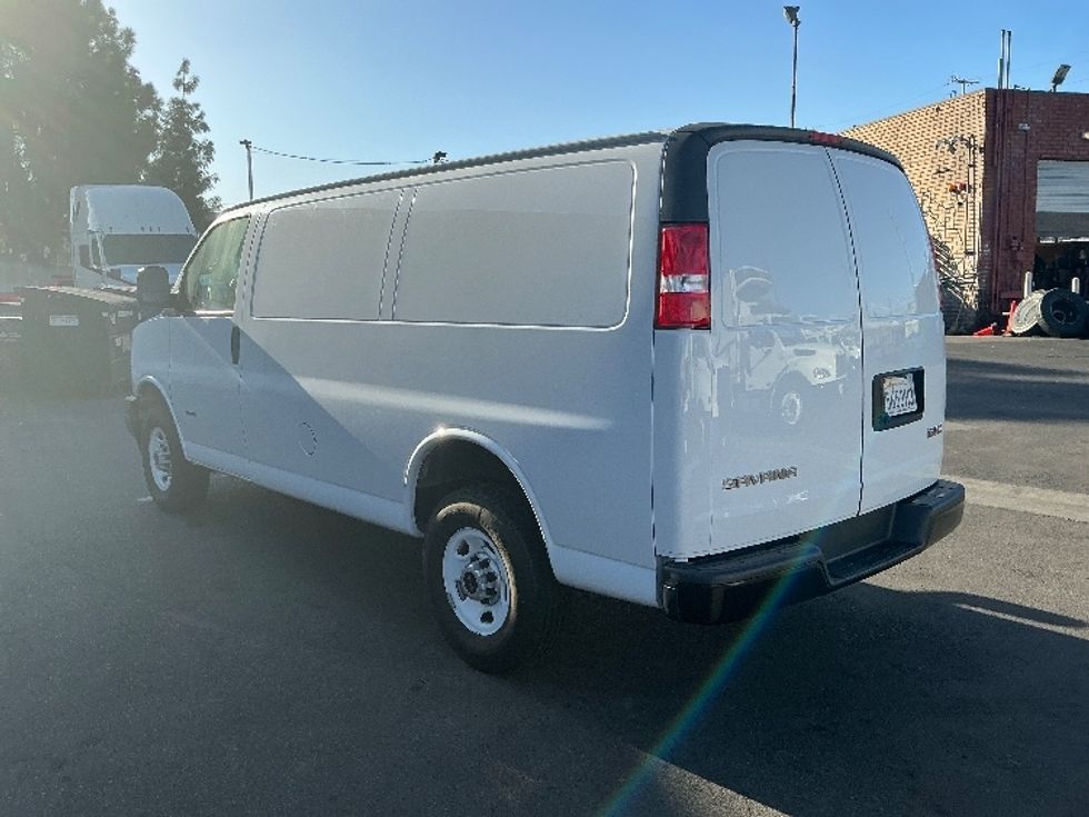 Light Duty Box Truck-Light and Medium Duty Trucks-GMC-2021-G23405-Torrance-CA-7,498\n\t\tmiles-$ 40,500 - Image 6