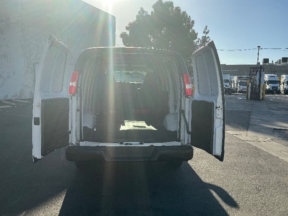 Light Duty Box Truck-Light and Medium Duty Trucks-GMC-2021-G23405-Torrance-CA-7,498\n\t\tmiles-$ 40,500 - Image 8