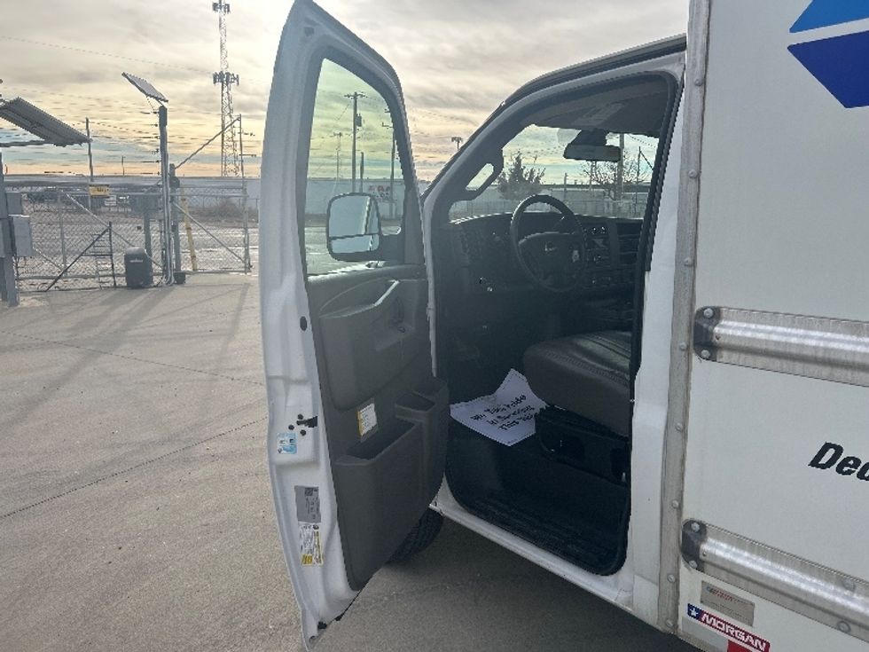 Light Duty Box Truck-Light and Medium Duty Trucks-GMC-2021-Savana G33503-Amarillo-TX-115,079\n\t\tmiles-$ 27,250 - Image 15