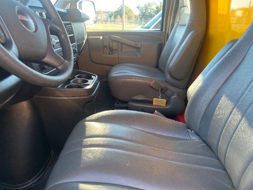 Light Duty Box Truck-Light and Medium Duty Trucks-GMC-2021-Savana G33503-Apopka-FL-111,619\n\t\tmiles-$ 26,250 - Image 19