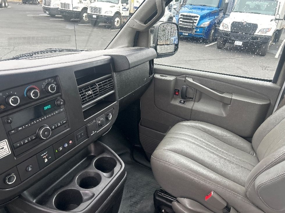 Light Duty Box Truck-Light and Medium Duty Trucks-GMC-2021-Savana G33503-Apopka-FL-114,066\n\t\tmiles-$ 27,250 - Image 15