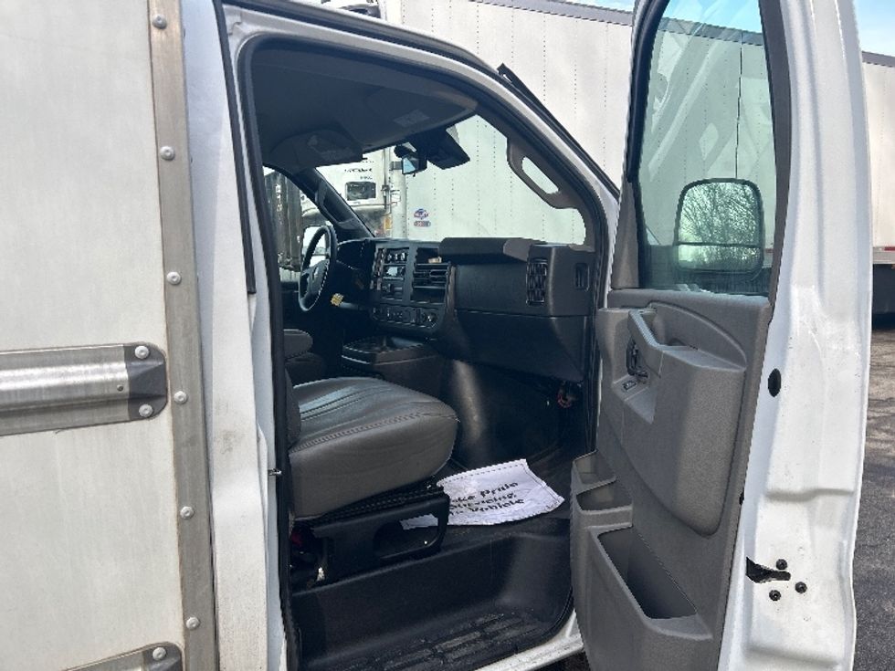 Light Duty Box Truck-Light and Medium Duty Trucks-GMC-2021-Savana G33503-Auburn-MA-110,776\n\t\tmiles-$ 26,000 - Image 20