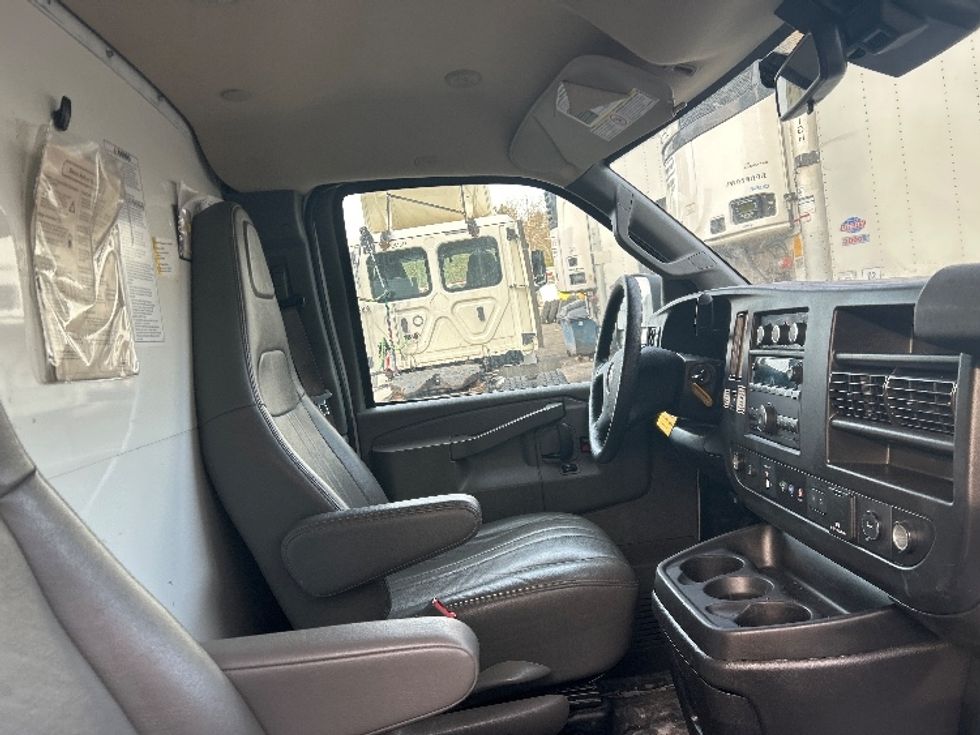 Light Duty Box Truck-Light and Medium Duty Trucks-GMC-2021-Savana G33503-Auburn-MA-110,776\n\t\tmiles-$ 26,000 - Image 22