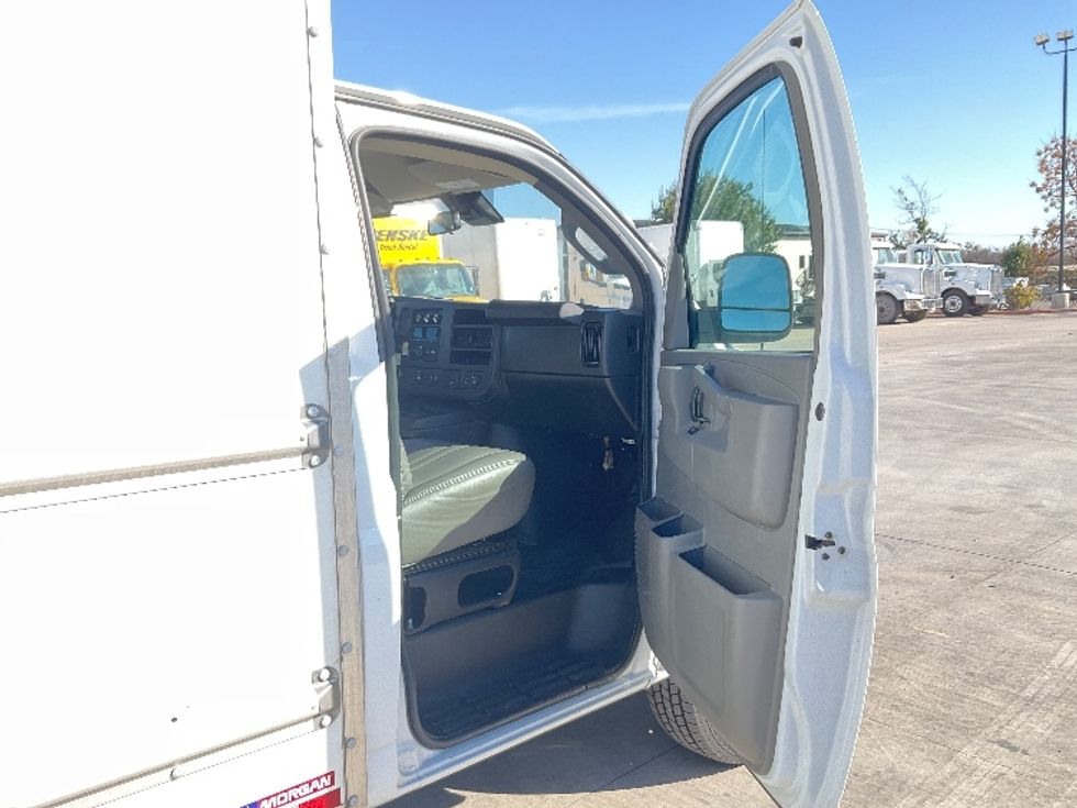 Light Duty Box Truck-Light and Medium Duty Trucks-GMC-2021-Savana G33503-Austin-TX-105,135\n\t\tmiles-$ 28,250 - Image 19