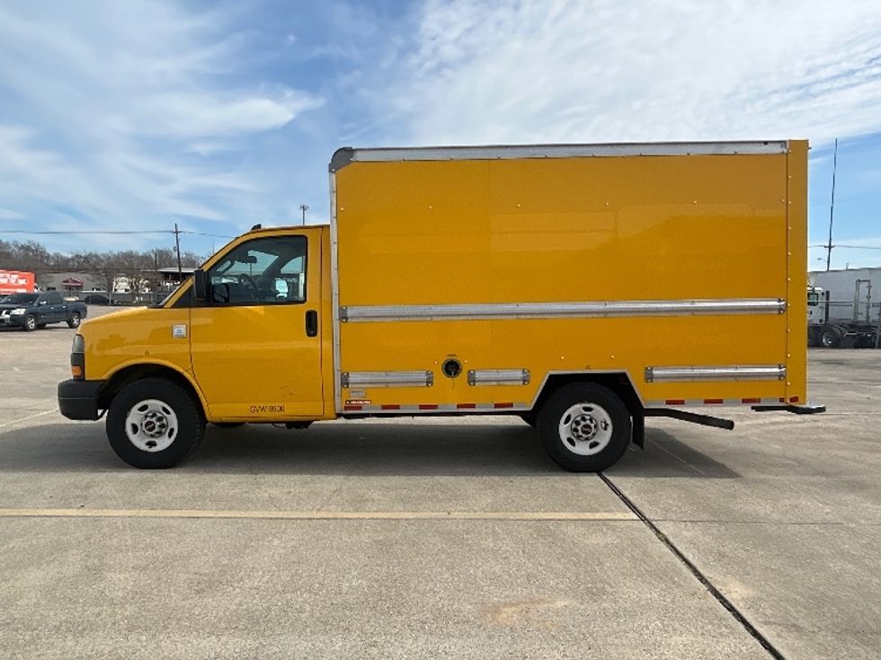 Light Duty Box Truck-Light and Medium Duty Trucks-GMC-2021-Savana G33503-Beaumont-TX-102,307\n\t\tmiles-$ 26,250 - Image 4