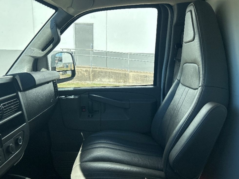Light Duty Box Truck-Light and Medium Duty Trucks-GMC-2021-Savana G33503-Beaumont-TX-113,538\n\t\tmiles-$ 27,250 - Image 18