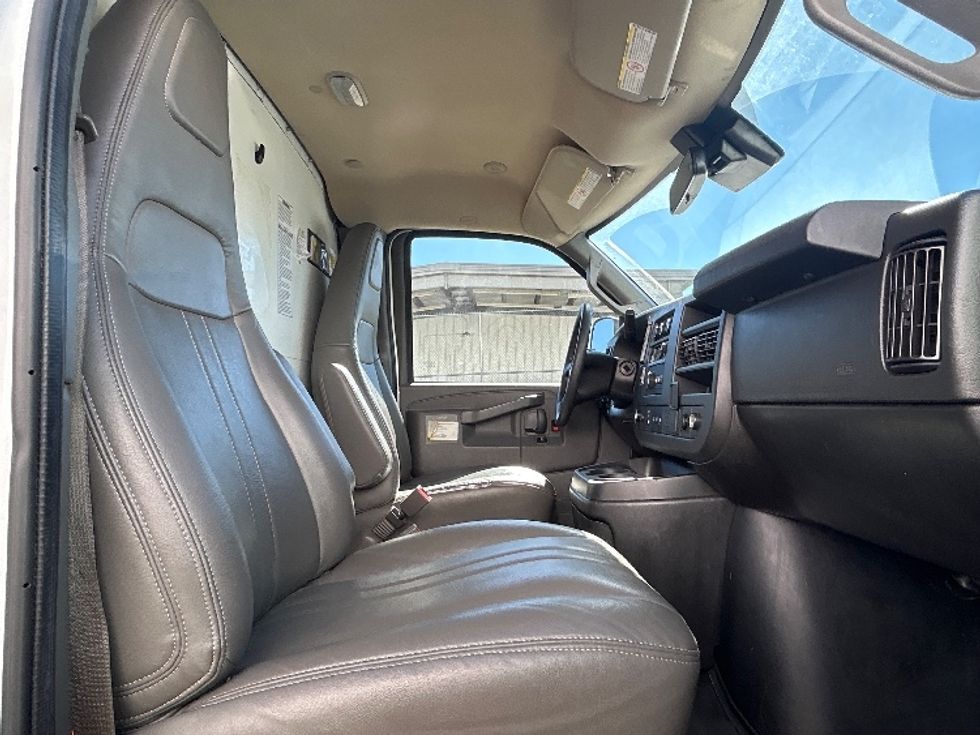 Light Duty Box Truck-Light and Medium Duty Trucks-GMC-2021-Savana G33503-Beaumont-TX-113,538\n\t\tmiles-$ 27,250 - Image 19