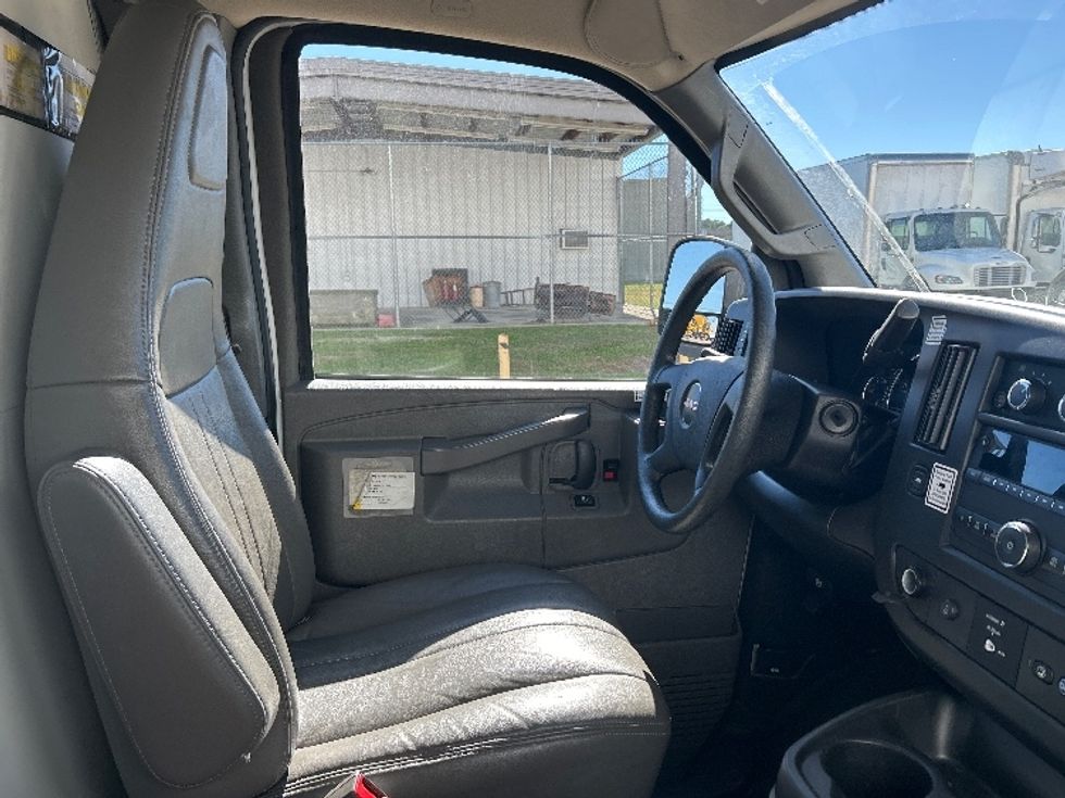 Light Duty Box Truck-Light and Medium Duty Trucks-GMC-2021-Savana G33503-Beaumont-TX-113,538\n\t\tmiles-$ 27,250 - Image 21