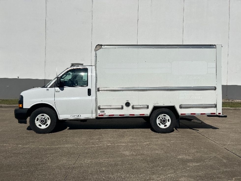 Light Duty Box Truck-Light and Medium Duty Trucks-GMC-2021-Savana G33503-Beaumont-TX-113,538\n\t\tmiles-$ 27,250 - Image 4
