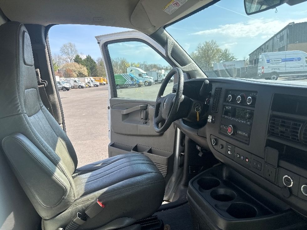 Light Duty Box Truck-Light and Medium Duty Trucks-GMC-2021-Savana G33503-Capitol Heights-MD-134,370\n\t\tmiles-$ 25,000 - Image 22