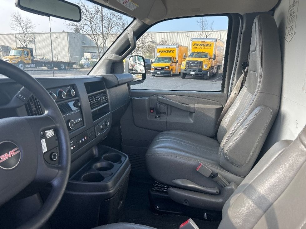 Light Duty Box Truck-Light and Medium Duty Trucks-GMC-2021-Savana G33503-Ceres-CA-118,131\n\t\tmiles-$ 28,000 - Image 19