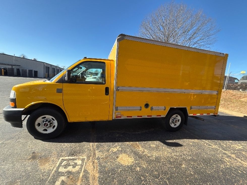 Light Duty Box Truck-Light and Medium Duty Trucks-GMC-2021-Savana G33503-Charlotte-NC-108,488\n\t\tmiles-$ 27,000 - Image 4