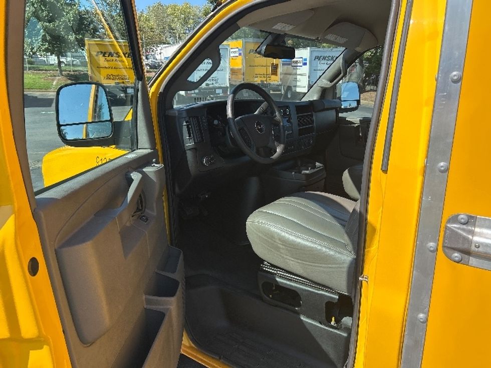Light Duty Box Truck-Light and Medium Duty Trucks-GMC-2021-Savana G33503-Charlotte-NC-94,481\n\t\tmiles-$ 27,000 - Image 15