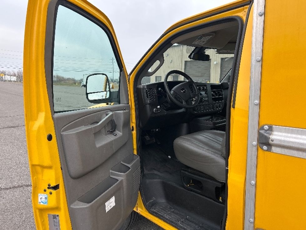 Light Duty Box Truck-Light and Medium Duty Trucks-GMC-2021-Savana G33503-Clarksville-TN-112,857\n\t\tmiles-$ 26,000 - Image 15