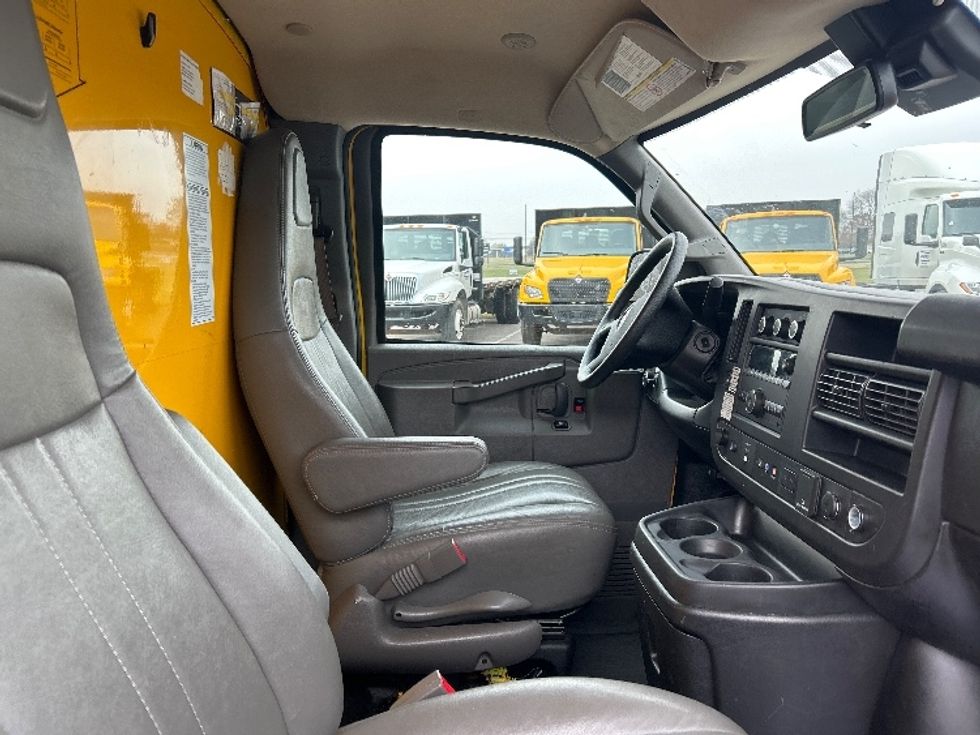 Light Duty Box Truck-Light and Medium Duty Trucks-GMC-2021-Savana G33503-Clarksville-TN-112,857\n\t\tmiles-$ 26,000 - Image 21