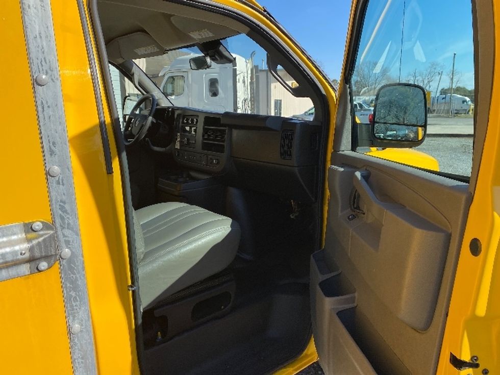 Light Duty Box Truck-Light and Medium Duty Trucks-GMC-2021-Savana G33503-Cleveland-TN-113,843\n\t\tmiles-$ 26,000 - Image 17