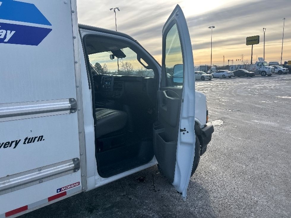 Light Duty Box Truck-Light and Medium Duty Trucks-GMC-2021-Savana G33503-Columbus-OH-112,100\n\t\tmiles-$ 26,750 - Image 19