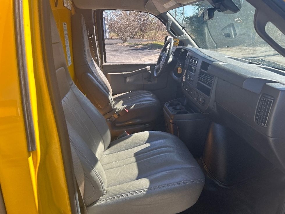 Light Duty Box Truck-Light and Medium Duty Trucks-GMC-2021-Savana G33503-Comstock Park-MI-127,120\n\t\tmiles-$ 21,500 - Image 21