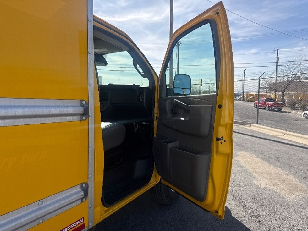 Light Duty Box Truck-Light and Medium Duty Trucks-GMC-2021-Savana G33503-El Paso-TX-105,502\n\t\tmiles-$ 27,250 - Image 17