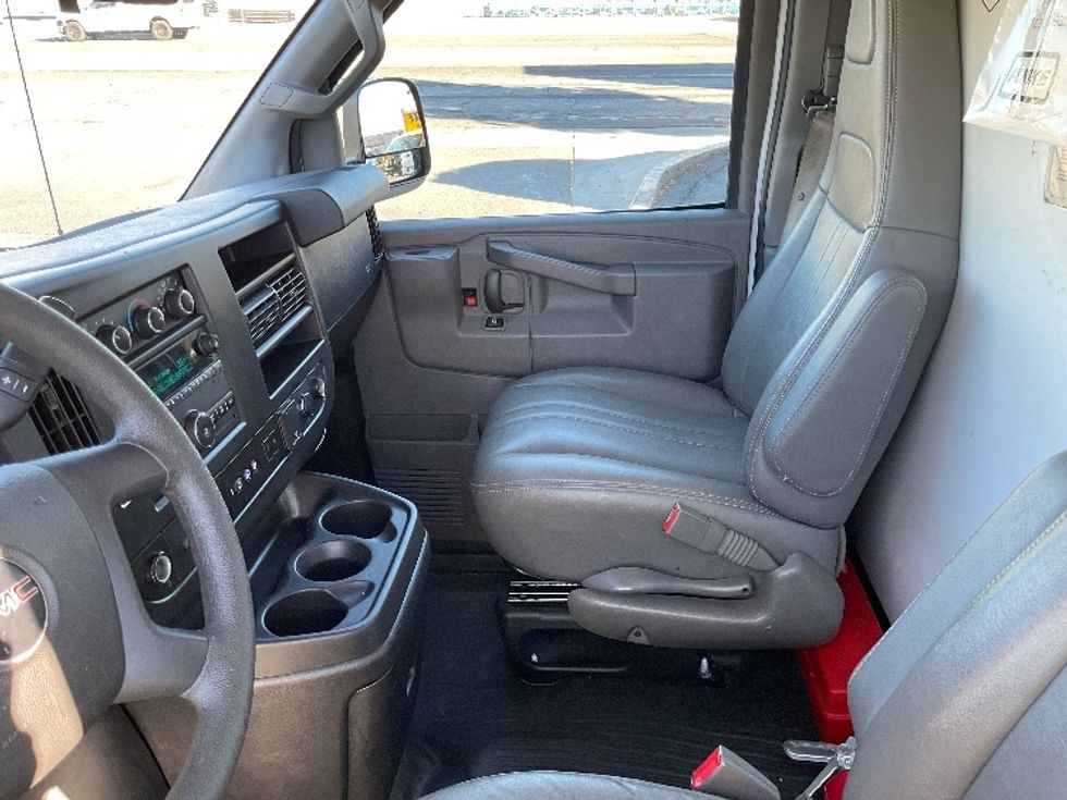 Light Duty Box Truck-Light and Medium Duty Trucks-GMC-2021-Savana G33503-El Paso-TX-111,326\n\t\tmiles-$ 29,000 - Image 15