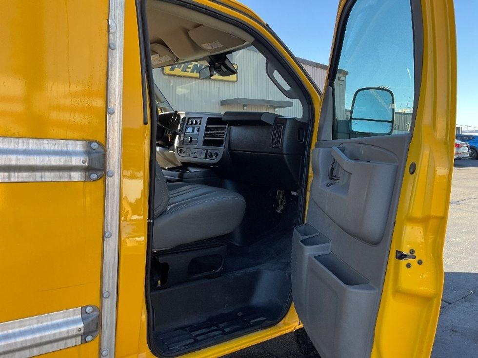 Light Duty Box Truck-Light and Medium Duty Trucks-GMC-2021-Savana G33503-El Paso-TX-114,089\n\t\tmiles-$ 26,250 - Image 17