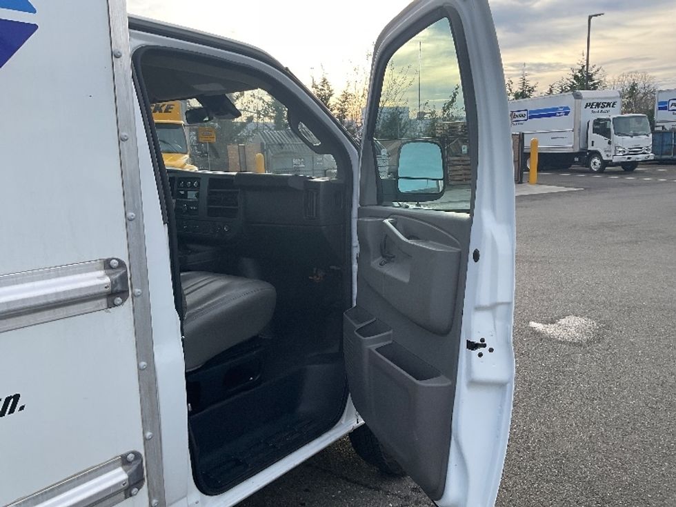 Light Duty Box Truck-Light and Medium Duty Trucks-GMC-2021-Savana G33503-Everett-WA-87,762\n\t\tmiles-$ 31,750 - Image 17