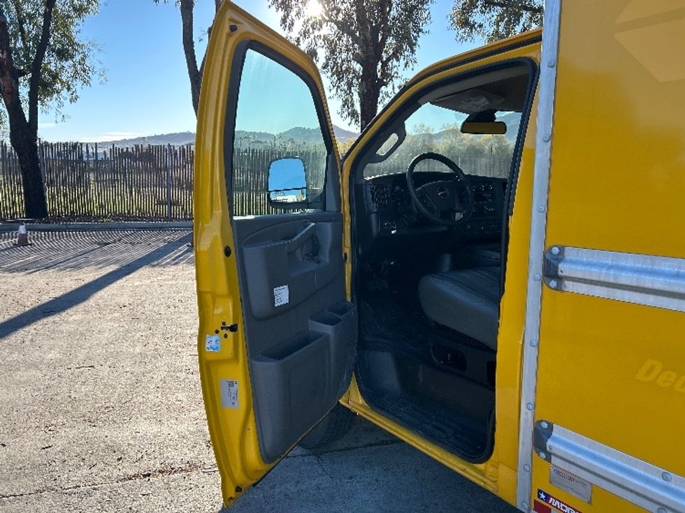 Light Duty Box Truck-Light and Medium Duty Trucks-GMC-2021-Savana G33503-Fontana-CA-114,627\n\t\tmiles-$ 25,750 - Image 16