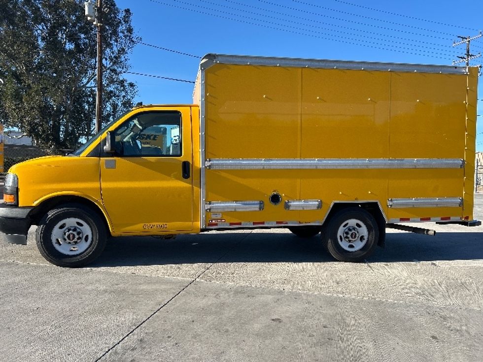Light Duty Box Truck-Light and Medium Duty Trucks-GMC-2021-Savana G33503-Fontana-CA-118,697\n\t\tmiles-$ 25,500 - Image 15