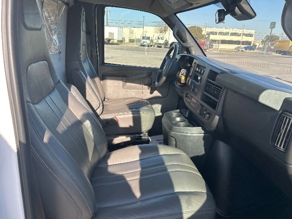Light Duty Box Truck-Light and Medium Duty Trucks-GMC-2021-Savana G33503-Fort Worth-TX-102,393\n\t\tmiles-$ 28,500 - Image 21