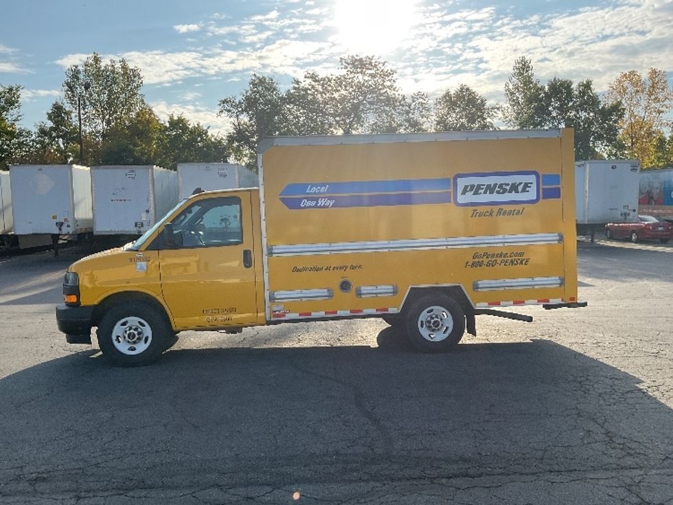 Light Duty Box Truck-Light and Medium Duty Trucks-GMC-2021-Savana G33503-Gahanna-OH-117,224\n\t\tmiles-$ 23,000 - Image 4