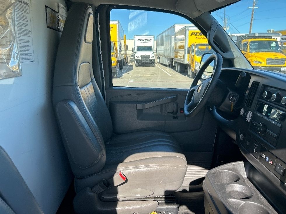 Light Duty Box Truck-Light and Medium Duty Trucks-GMC-2021-Savana G33503-Garland-TX-103,595\n\t\tmiles-$ 29,000 - Image 22