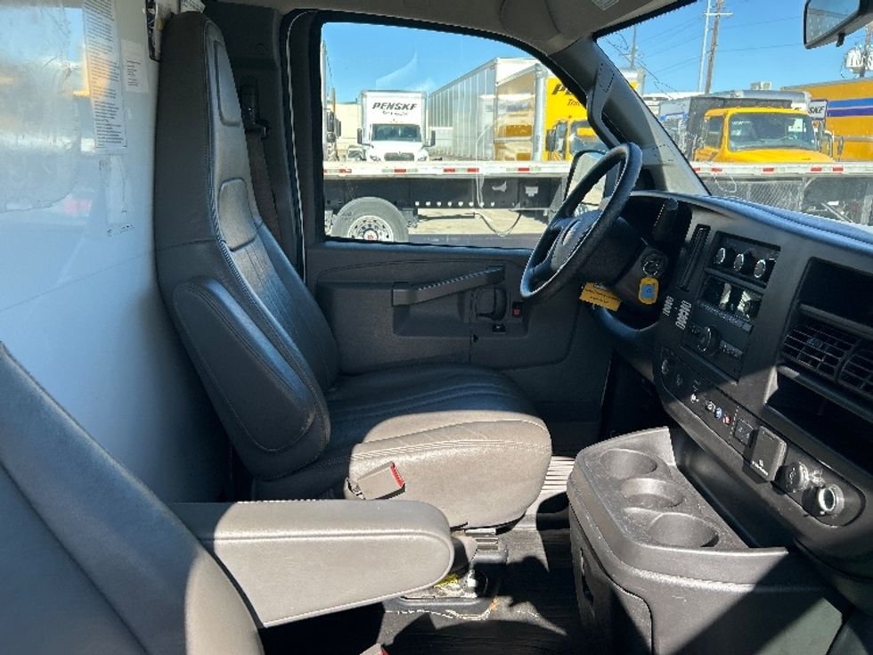 Light Duty Box Truck-Light and Medium Duty Trucks-GMC-2021-Savana G33503-Garland-TX-108,754\n\t\tmiles-$ 28,250 - Image 22