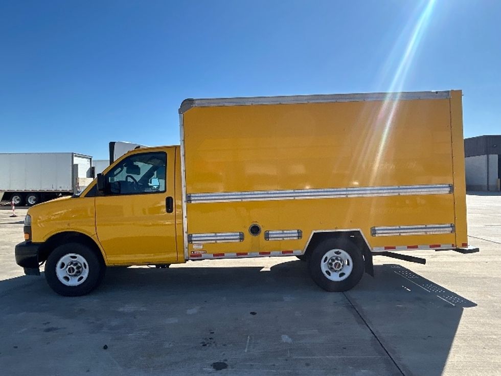 Light Duty Box Truck-Light and Medium Duty Trucks-GMC-2021-Savana G33503-Houston-TX-110,407\n\t\tmiles-$ 25,250 - Image 4