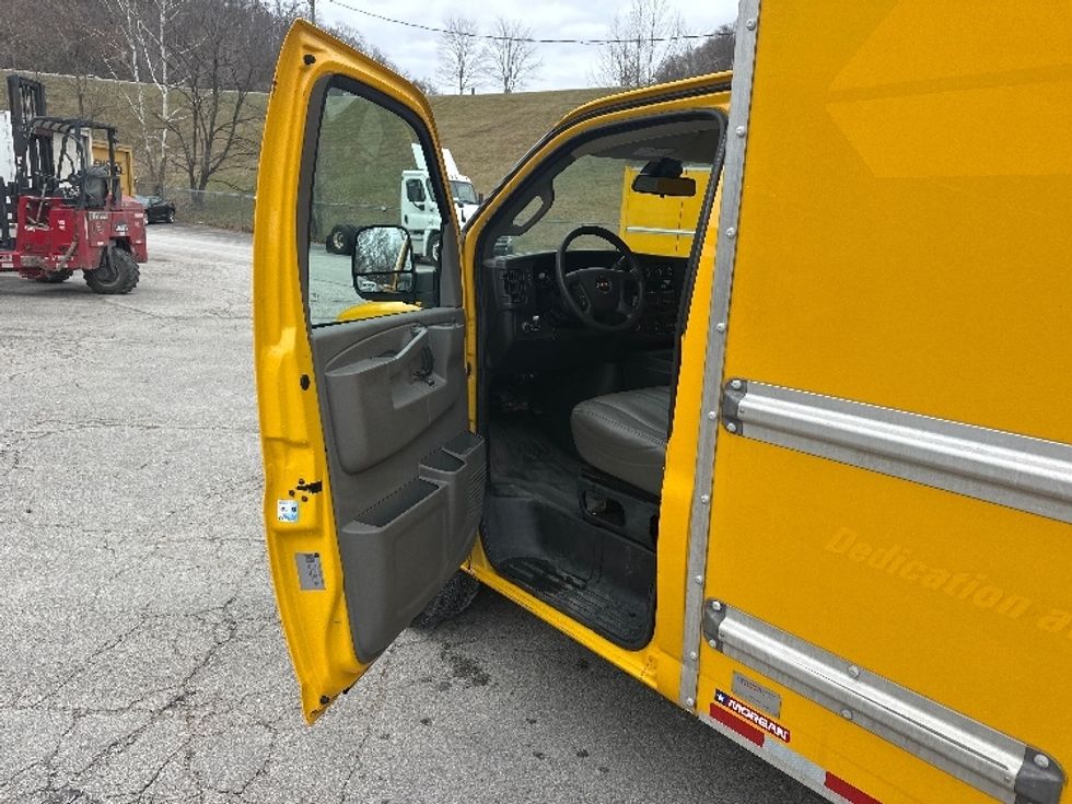 Light Duty Box Truck-Light and Medium Duty Trucks-GMC-2021-Savana G33503-Huntington-WV-106,028\n\t\tmiles-$ 25,000 - Image 16