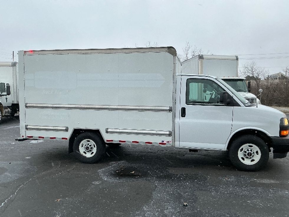 Light Duty Box Truck-Light and Medium Duty Trucks-GMC-2021-Savana G33503-Indianapolis-IN-114,806\n\t\tmiles-$ 26,500 - Image 14