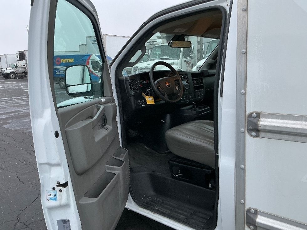 Light Duty Box Truck-Light and Medium Duty Trucks-GMC-2021-Savana G33503-Indianapolis-IN-114,806\n\t\tmiles-$ 26,500 - Image 15