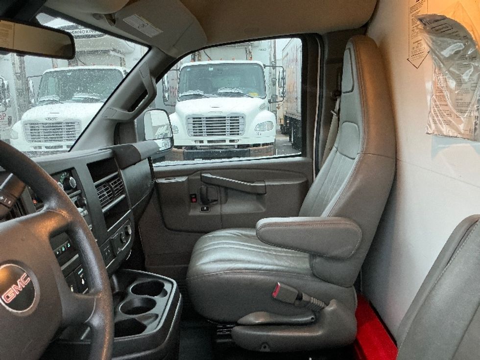 Light Duty Box Truck-Light and Medium Duty Trucks-GMC-2021-Savana G33503-Indianapolis-IN-114,806\n\t\tmiles-$ 26,500 - Image 18
