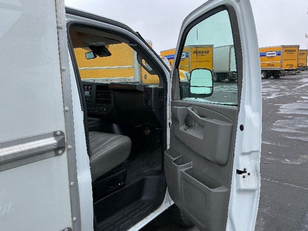 Light Duty Box Truck-Light and Medium Duty Trucks-GMC-2021-Savana G33503-Indianapolis-IN-114,806\n\t\tmiles-$ 26,500 - Image 19