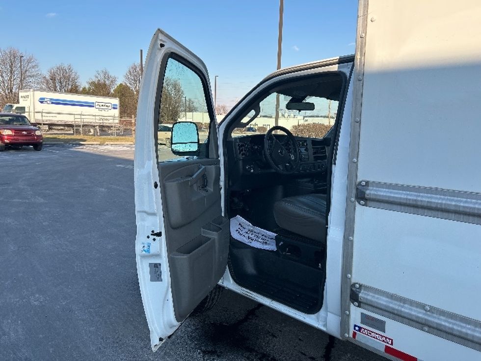 Light Duty Box Truck-Light and Medium Duty Trucks-GMC-2021-Savana G33503-Indianapolis-IN-116,838\n\t\tmiles-$ 26,250 - Image 16