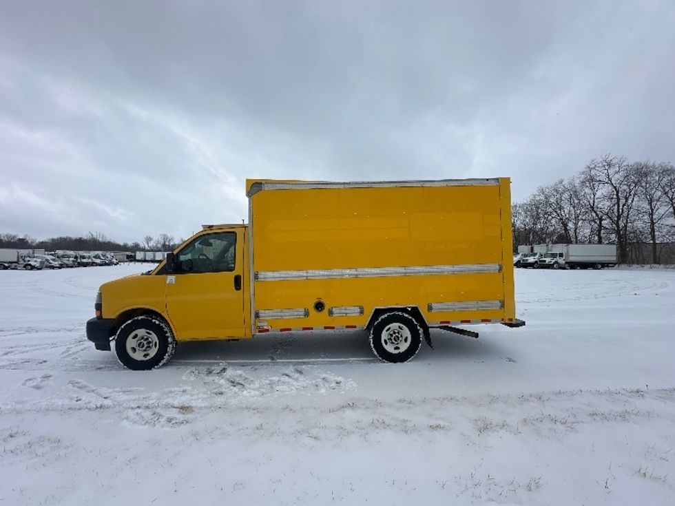 Light Duty Box Truck-Light and Medium Duty Trucks-GMC-2021-Savana G33503-Kalamazoo-MI-124,788\n\t\tmiles-$ 23,250 - Image 4