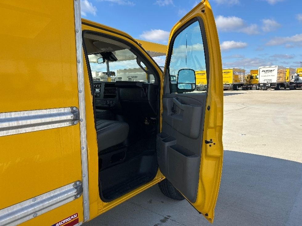 Light Duty Box Truck-Light and Medium Duty Trucks-GMC-2021-Savana G33503-Katy-TX-105,485\n\t\tmiles-$ 25,750 - Image 19